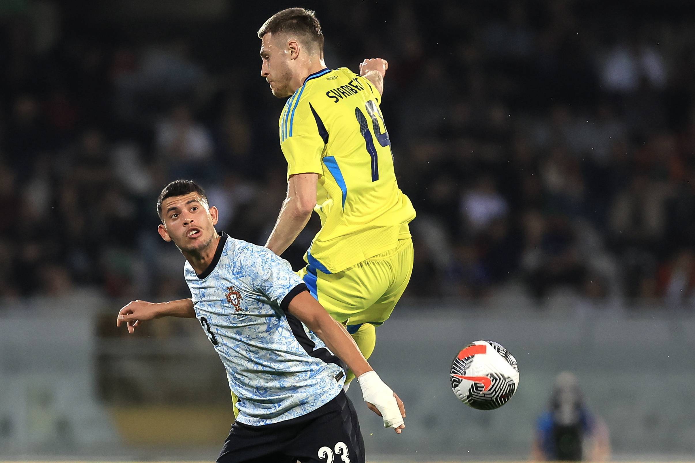 瑞典足球运动员在比赛中取得重要胜利