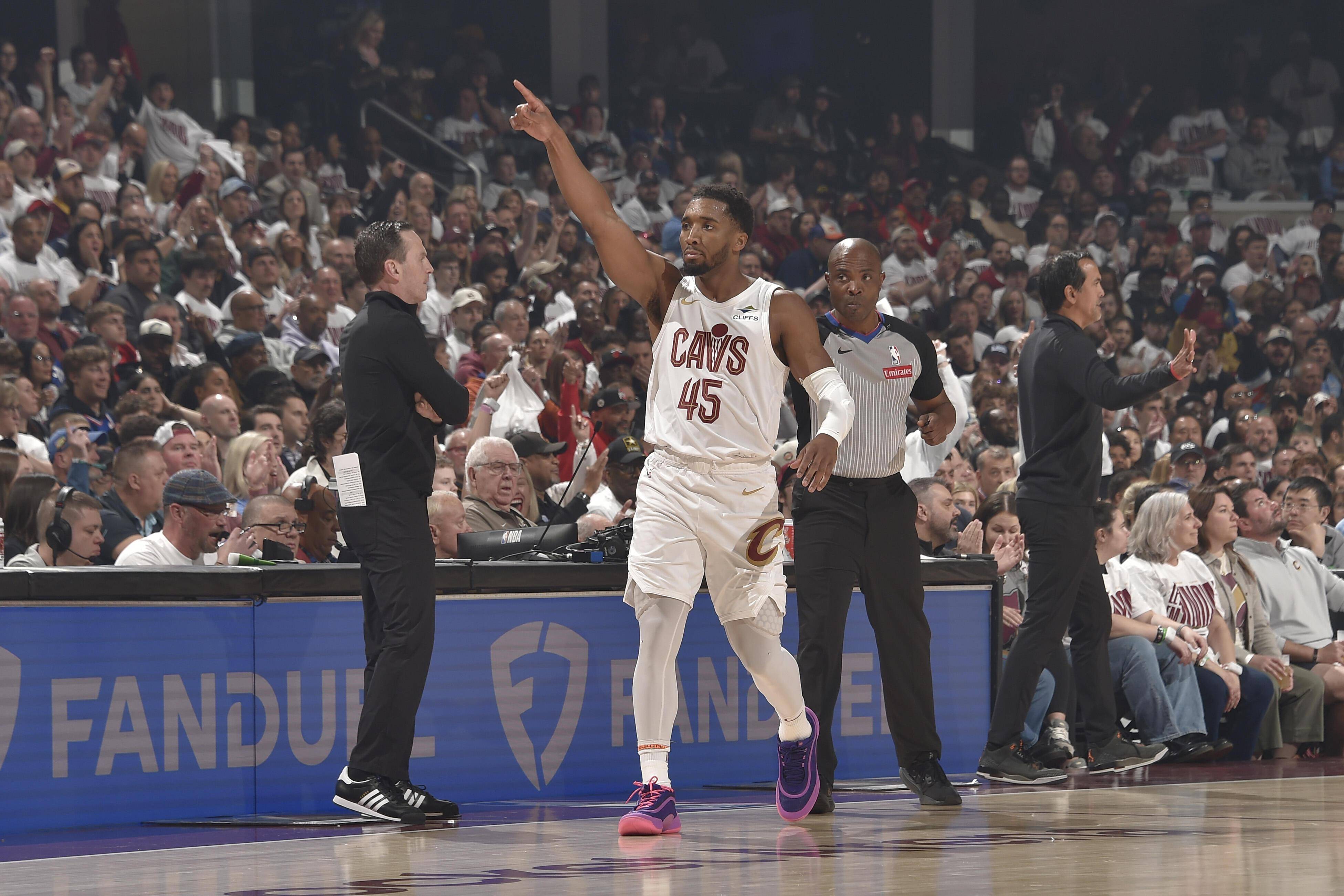 爵士三巨头联手,绝杀战胜得分突破,火箭冲击季后赛!