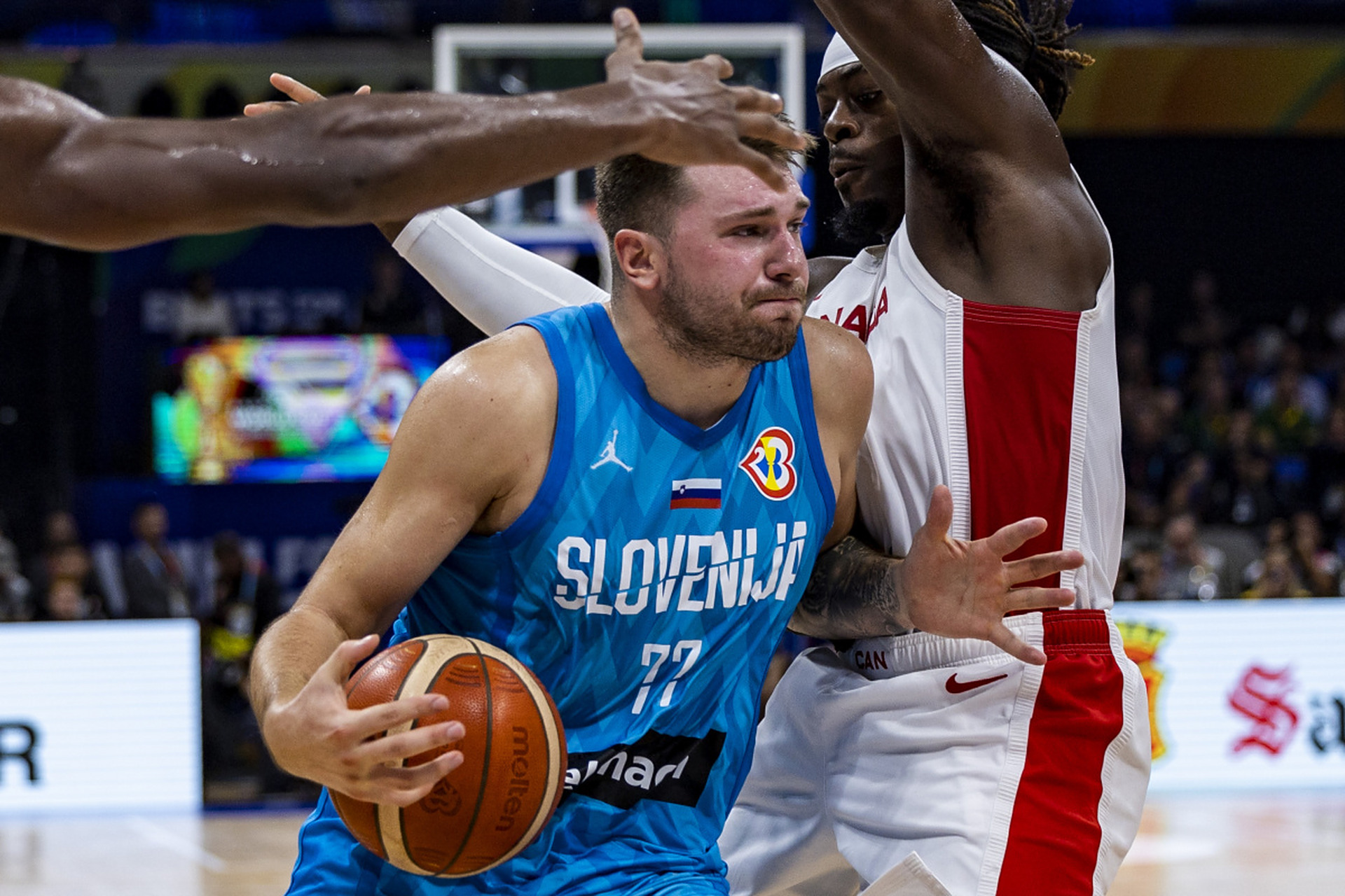 东契奇重要时刻战术调整,加拿大队带队取胜!